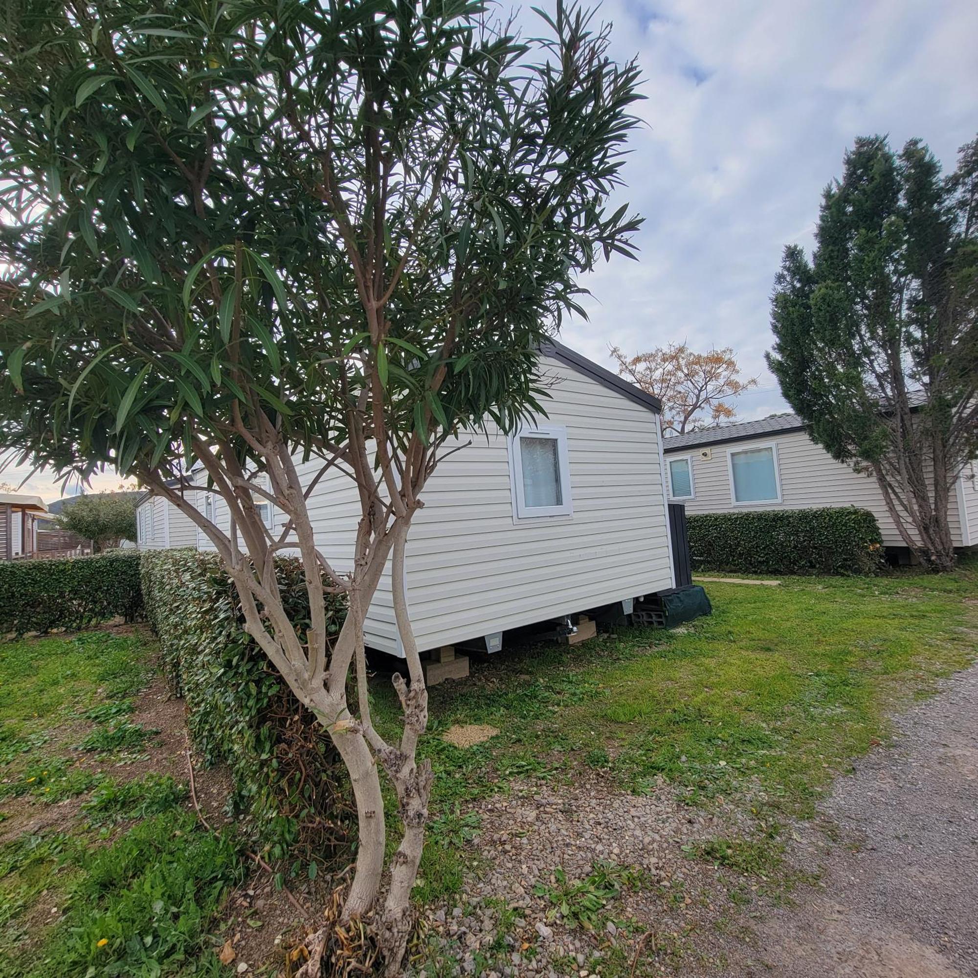 Mobilhome Au Camping Les Salins De La Gardiole Ex Camping Europe ヴィック・ラ・ガルディオル エクステリア 写真