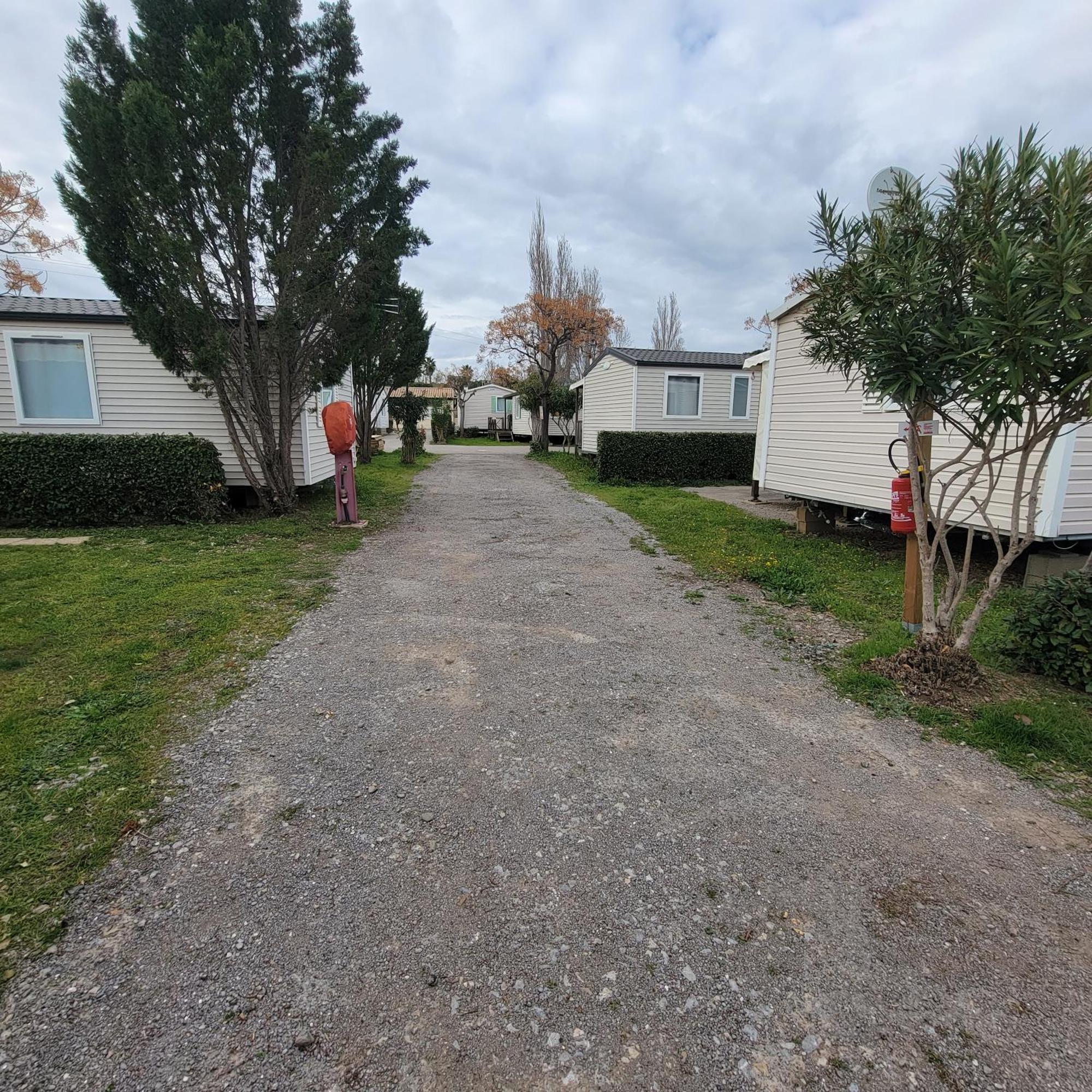 Mobilhome Au Camping Les Salins De La Gardiole Ex Camping Europe ヴィック・ラ・ガルディオル エクステリア 写真